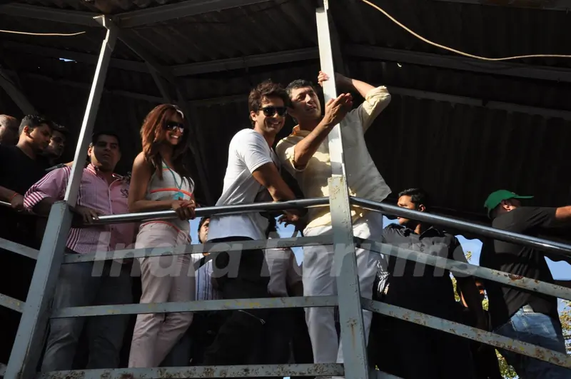 Shahid and Priyanka travel in Mumbai Local Train