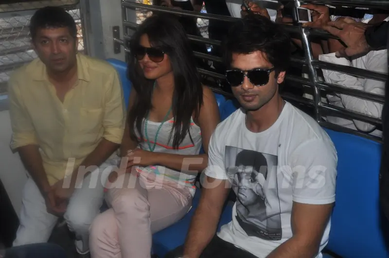Shahid and Priyanka travel in Mumbai Local Train