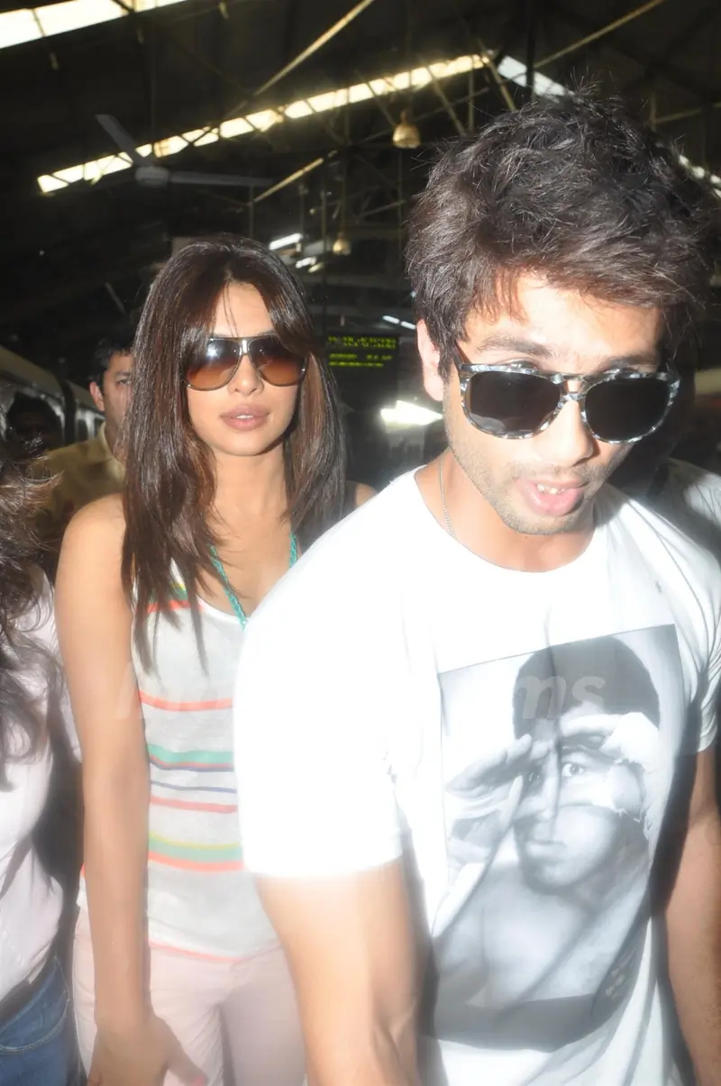 Shahid and Priyanka travel in Mumbai Local Train