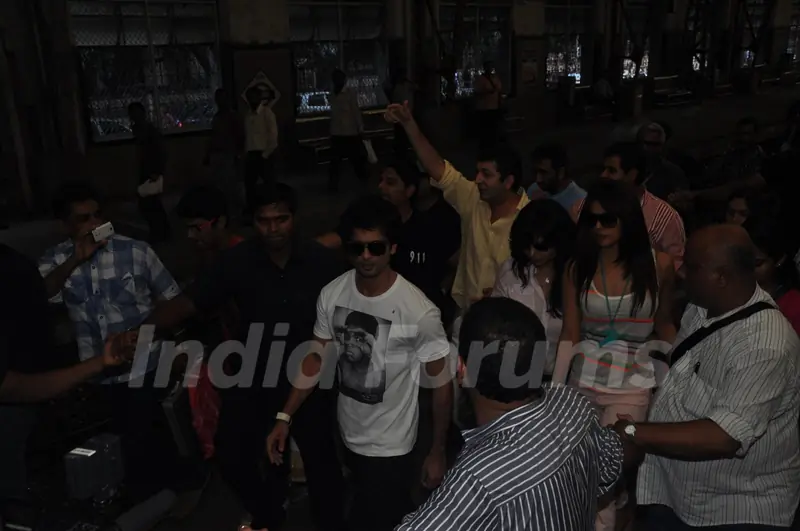 Shahid and Priyanka travel in Mumbai Local Train