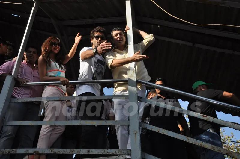 Shahid and Priyanka travel in Mumbai Local Train