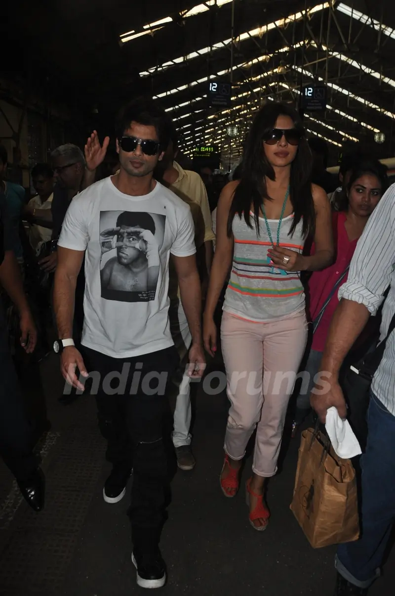 Shahid and Priyanka travel in Mumbai Local Train