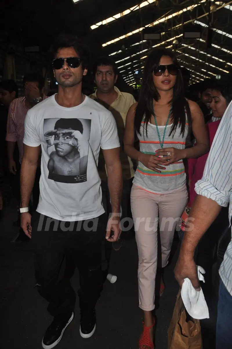 Shahid and Priyanka travel in Mumbai Local Train