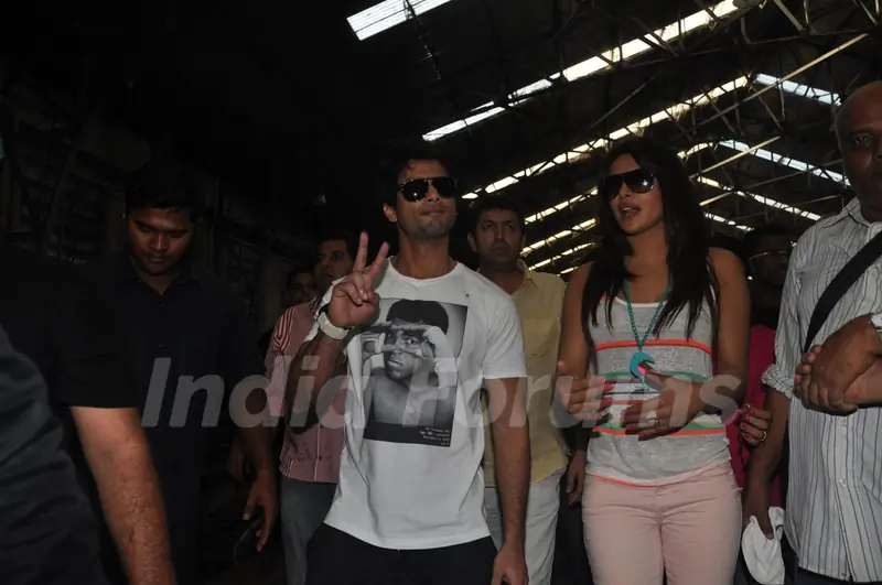 Shahid and Priyanka travel in Mumbai Local Train