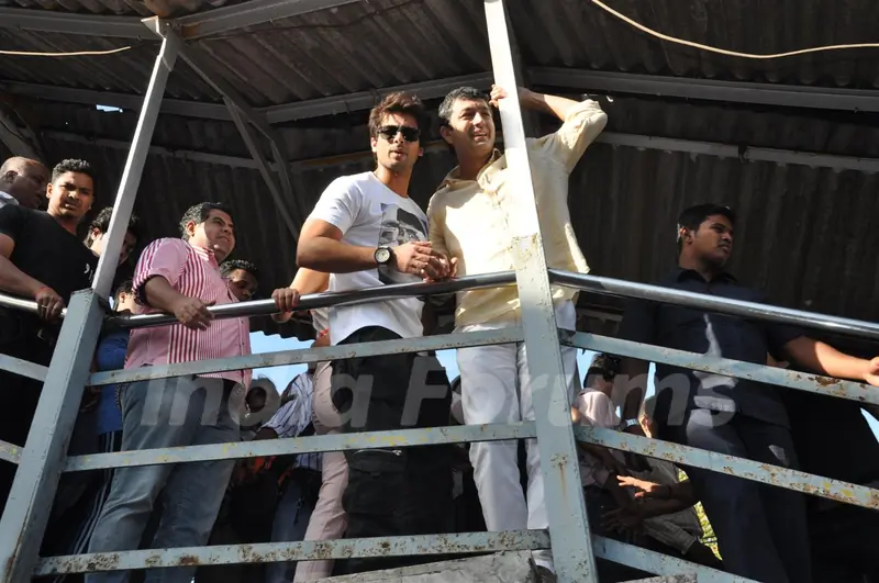 Shahid and Priyanka travel in Mumbai Local Train