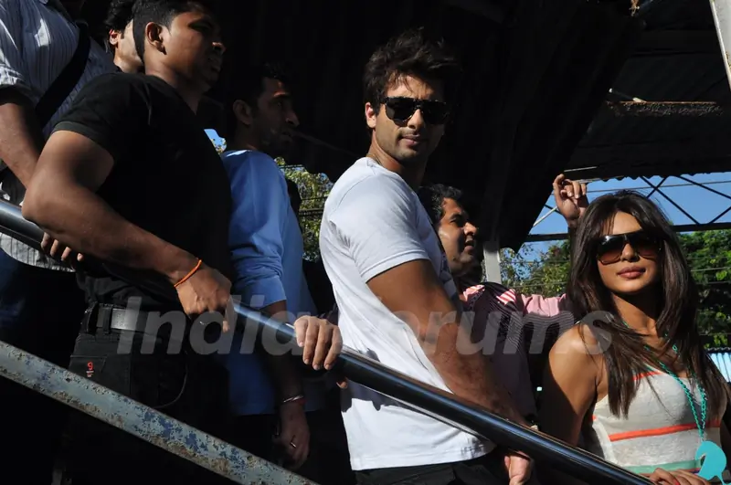 Shahid and Priyanka travel in Mumbai Local Train