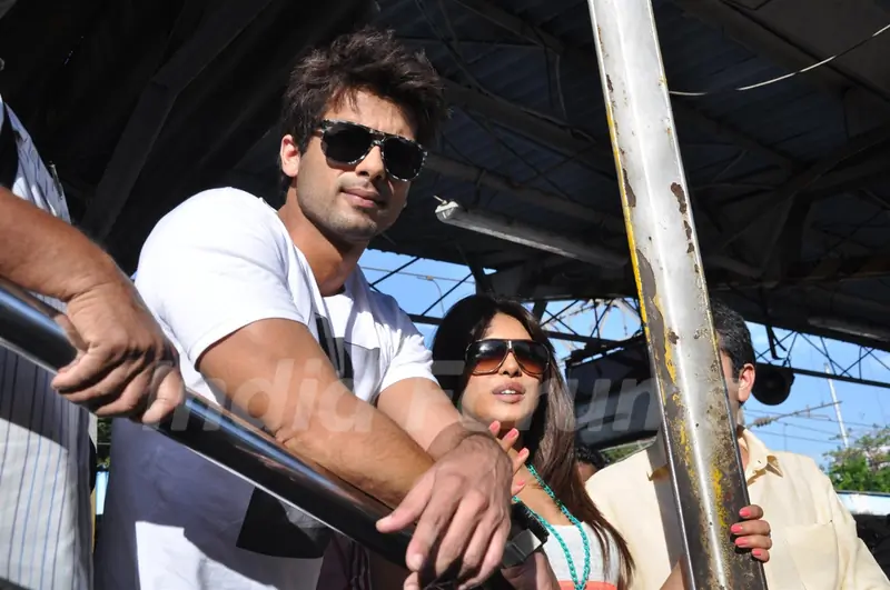 Shahid and Priyanka travel in Mumbai Local Train