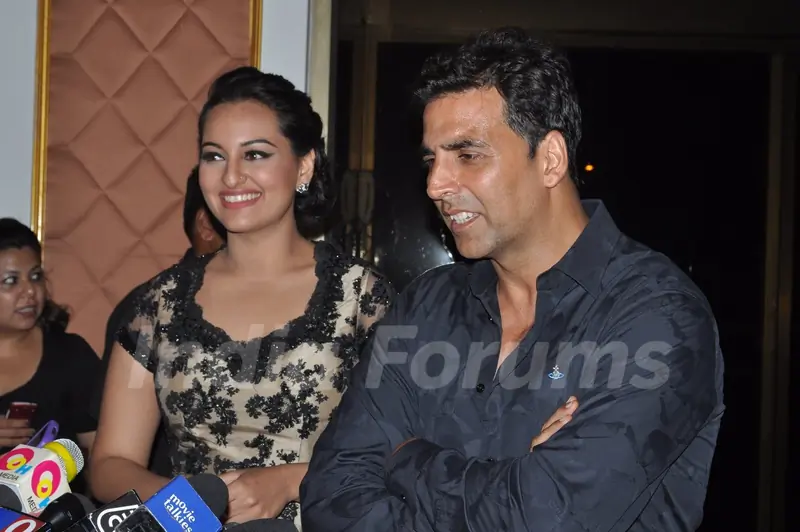 Sonakshi Sinha and Akshay Kumar at Rowdy Rathore Success Party