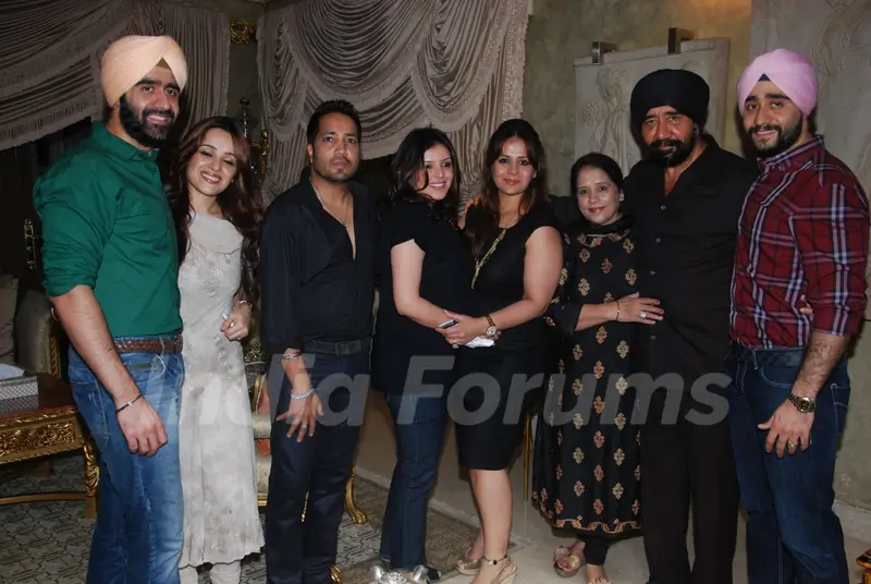 Mika Singh with Bawa family at Mika Singh's Birthday Bash
