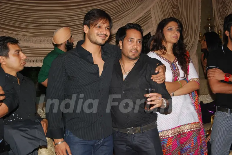 Vivek Oberoi with Mika Singh at Mika Singh's Birthday Bash