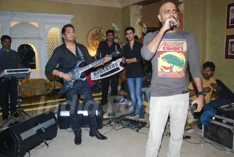 Mika Singh and Raghu Ram at Mika Singh's Birthday Bash organised by Kiran Bawa