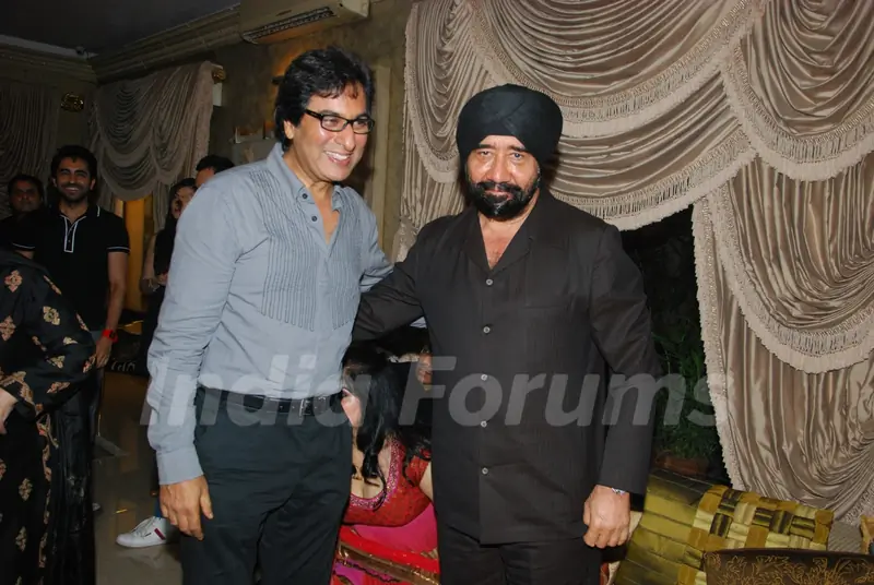 Talat Aziz and GS Bawa at Mika Singh's Birthday Bash organised by Kiran Bawa
