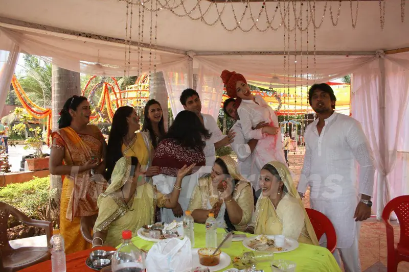 Iss Pyaar Ko Kya Naam Doon Cast