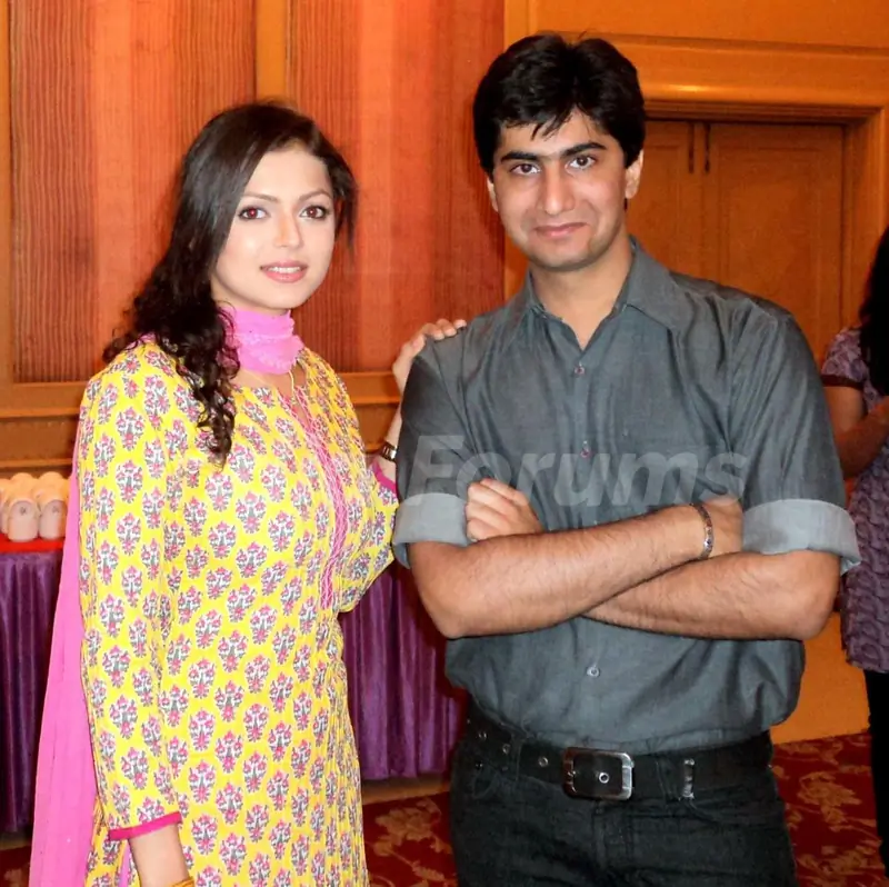 Drashti Dhami with her fan