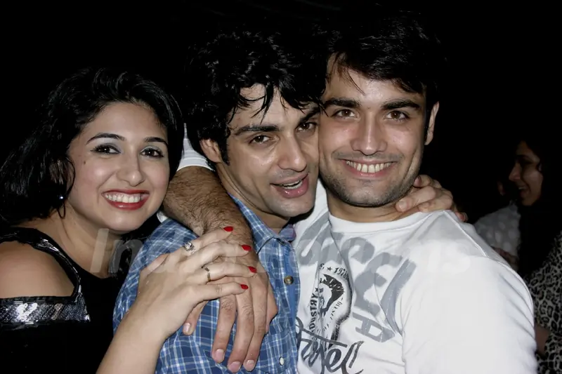 Vivian Dsena and Vahbbiz Dorabjee at Karan Wahi Birthday Party