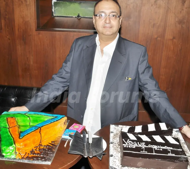 Viveck Vaswani cutting his birthday cake