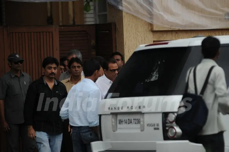 Dharmendra Visits Rajesh Khanna's Home Aashirwad
