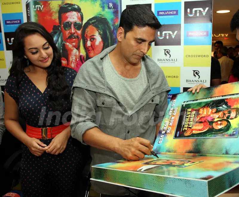 Sonakshi Sinha and Akshay Kumar at DVD launch of 'Rowdy Rathore'