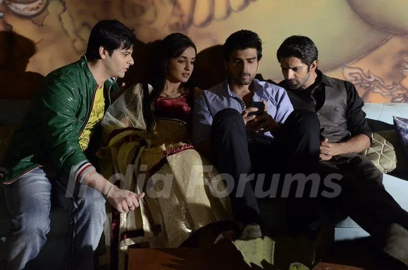 Iss Pyaar Ko Kya Naam Doon still