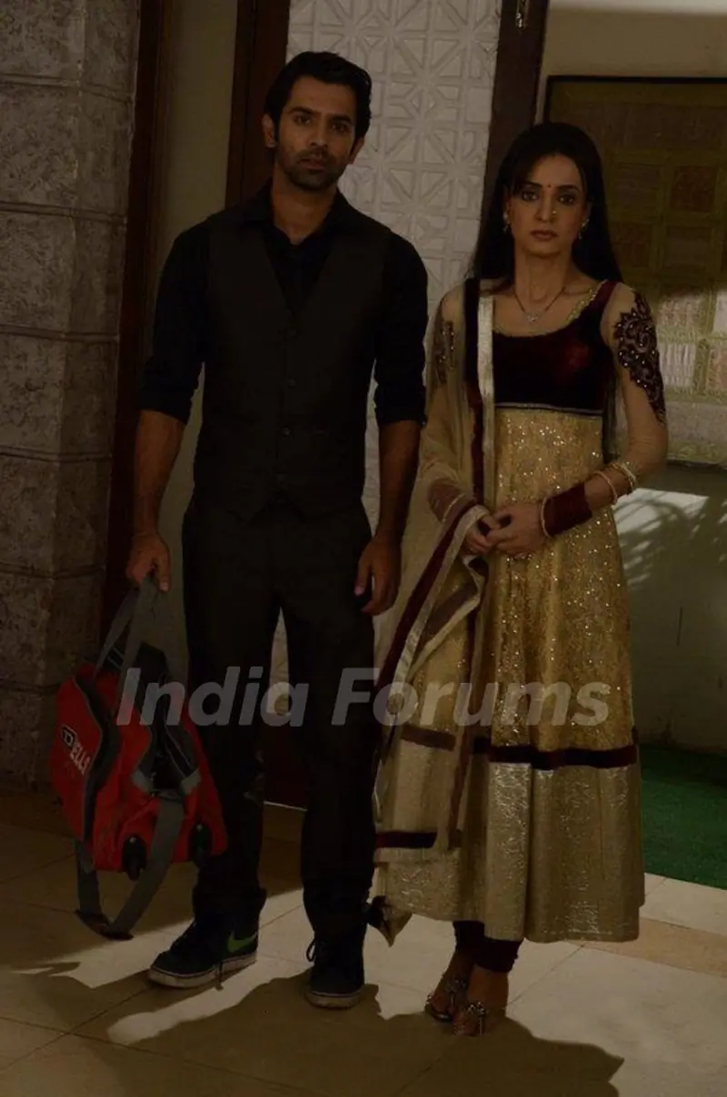 Iss Pyaar Ko Kya Naam Doon still