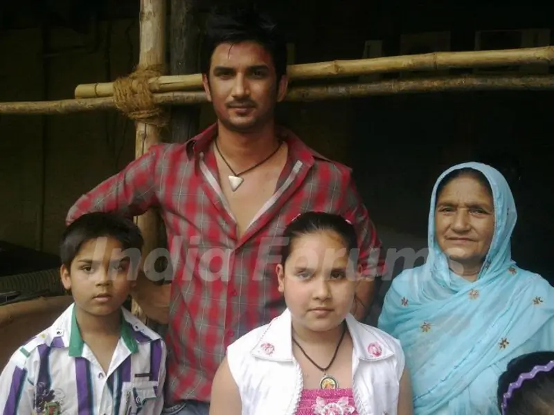 Sushant Singh Rajput With His Fans On Set