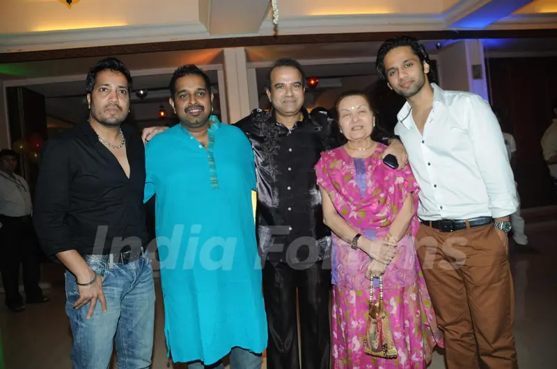 Mika Singh and Shankar Mahadevan at Suresh Wadkar's Birthday Bash