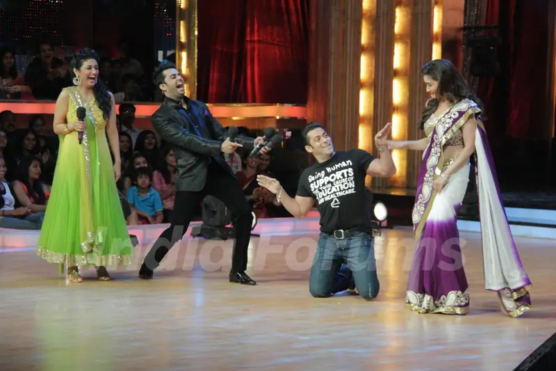 Ragini Khanna, Manish Paul, Salman Khan and Madhuri Dixit on the sets of Jhalak Dikhhla Jaa