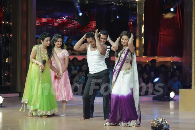 Ragini Khanna, Rashmi Desai, Salman Khan and Madhuri Dixit on the sets of Jhalak Dikhhla Jaa