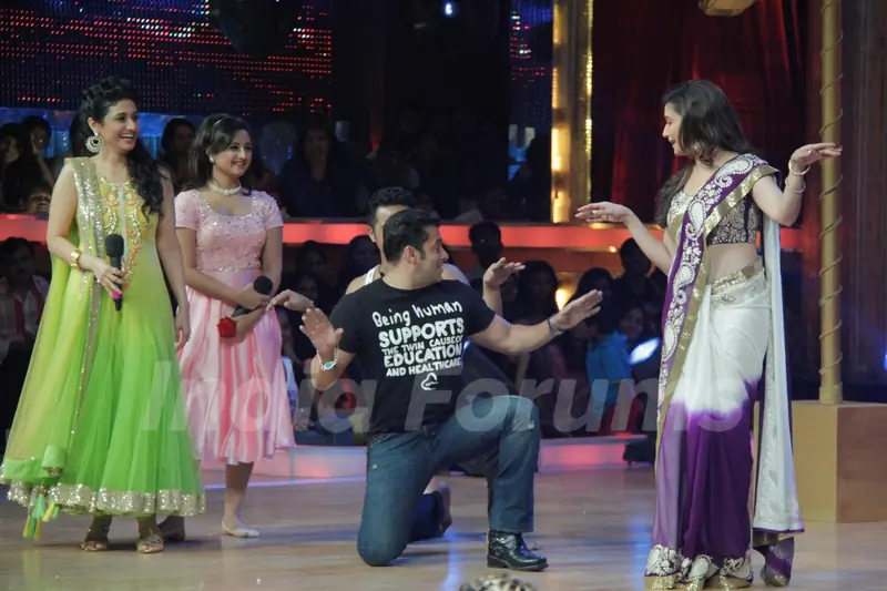 Ragini Khanna, Rashmi Desai, Salman Khan and Madhuri Dixit on the sets of Jhalak Dikhhla Jaa