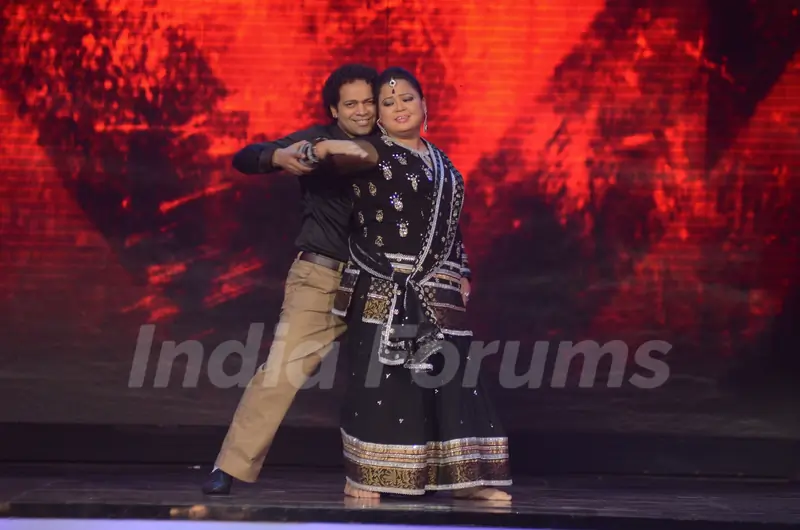 Bharti and Savio performing on Salman Khan's song from Dabbang on the sets of Jhalak Dikhhla Jaa