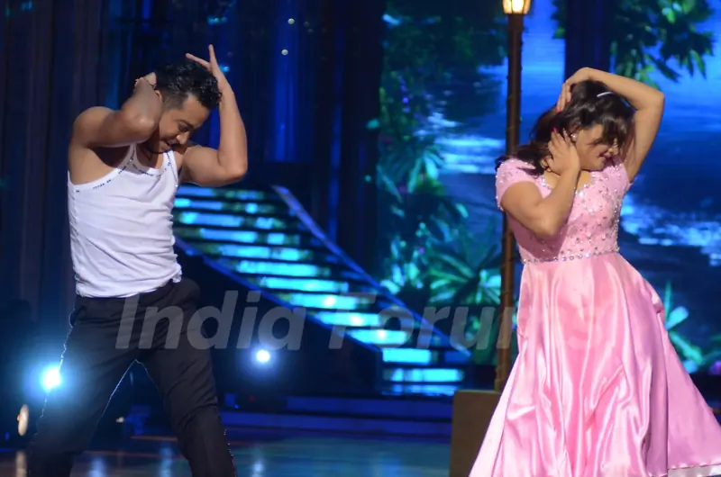 Rashmi Desai and Deepak performing on 'Hum Aapke hain kaun' on the sets of Jhalak Dikhhla Jaa