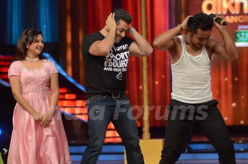 Salman Khan dances with Rashmi Desai and Deepak on the sets of Jhalak Dikhhla Jaa