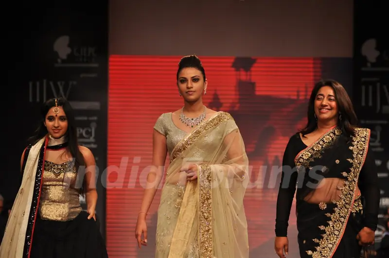 Anuskha Ranjan, Anu Ranjan on ramp at the Beti show by Vikram Phadnis at IIJW 2012