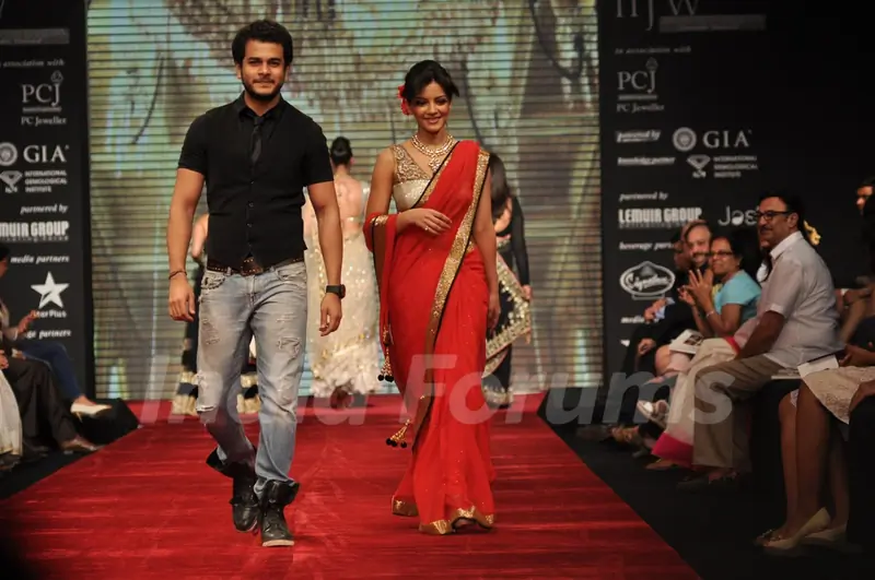 Jay Soni and Ishita Sharma on ramp at the Beti show by Vikram Phadnis at IIJW 2012