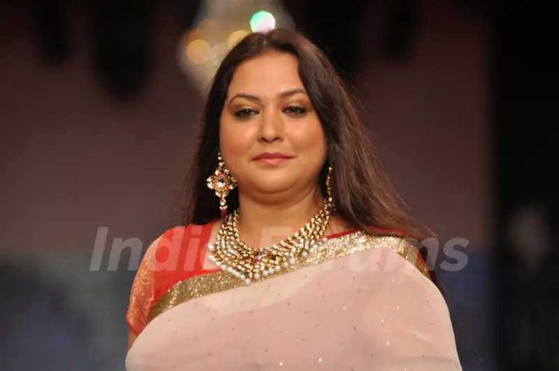 Surbhi Tiwari on ramp at the Beti show by Vikram Phadnis at IIJW 2012