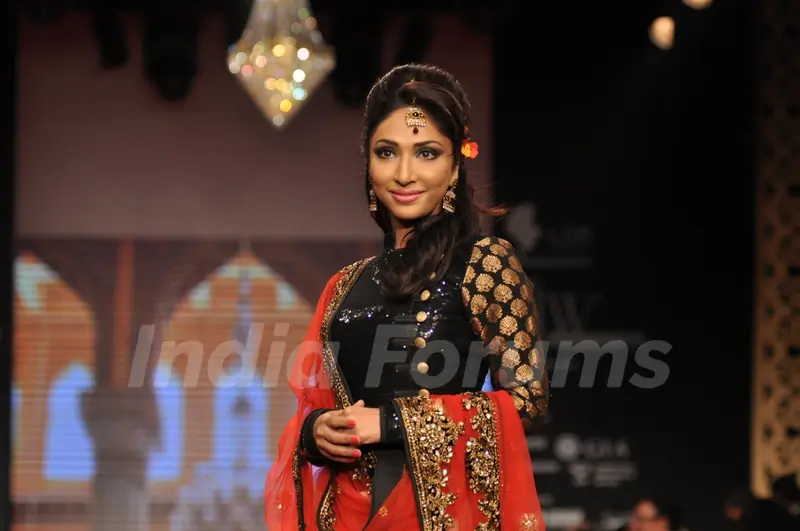 Mouli Ganguly on ramp at the Beti show by Vikram Phadnis at IIJW 2012
