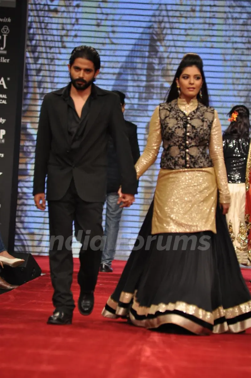Pooja Gor on ramp at the Beti show by Vikram Phadnis at IIJW 2012