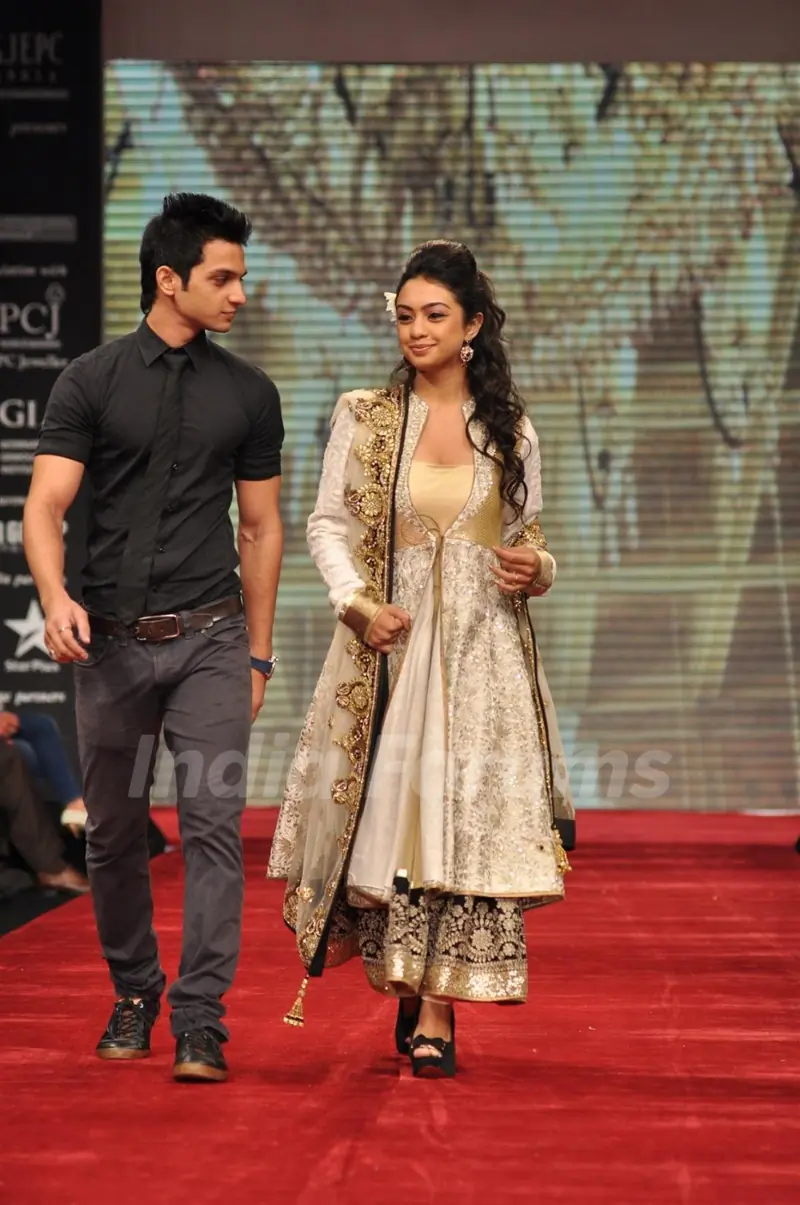 Bollywood and Television Celebs on ramp at the Beti show by Vikram Phadnis at IIJW 2012