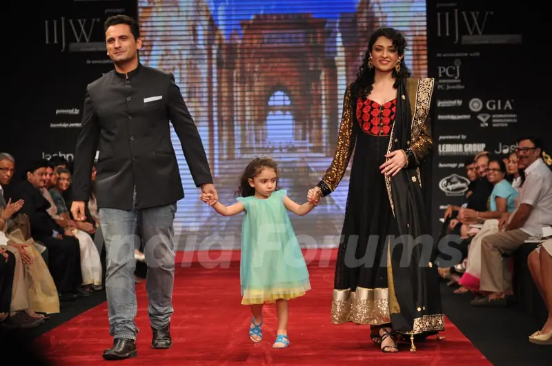 Jai Kalra on ramp at the Beti show by Vikram Phadnis at IIJW 2012