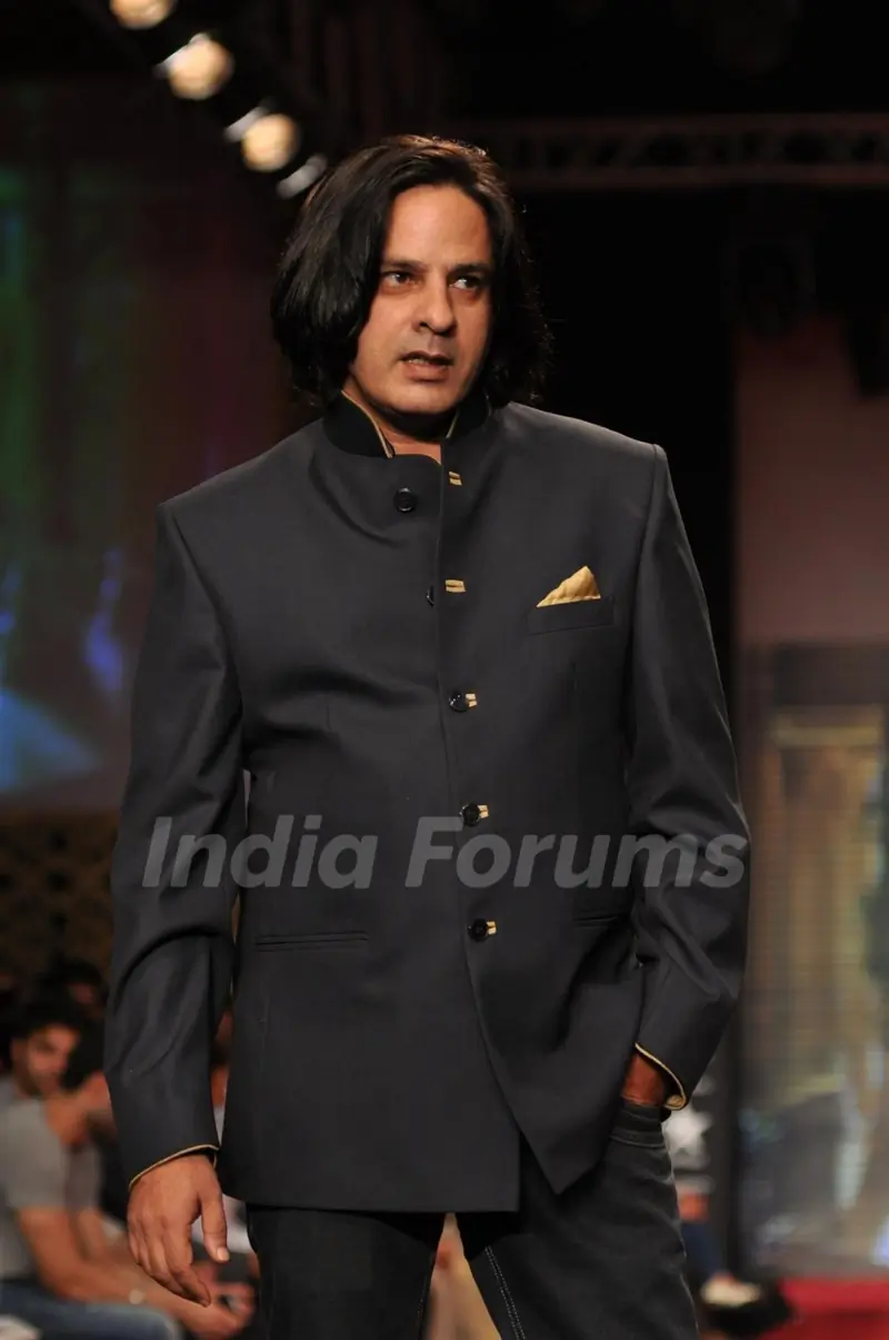 Rahul Roy on ramp at the Beti show by Vikram Phadnis at IIJW 2012