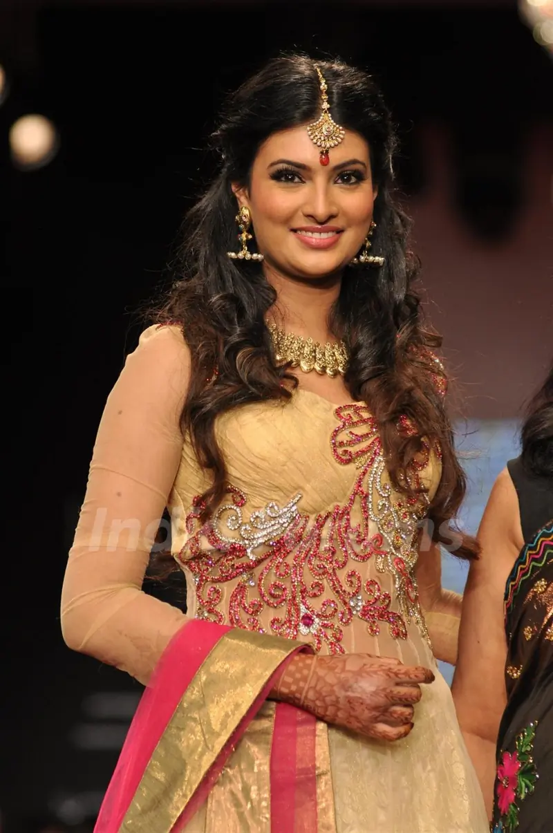 Sayali Bhagat on ramp at the Beti show by Vikram Phadnis at IIJW 2012