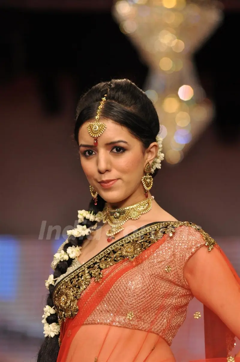 Priya Chauhan on ramp at the Beti show by Vikram Phadnis at IIJW 2012
