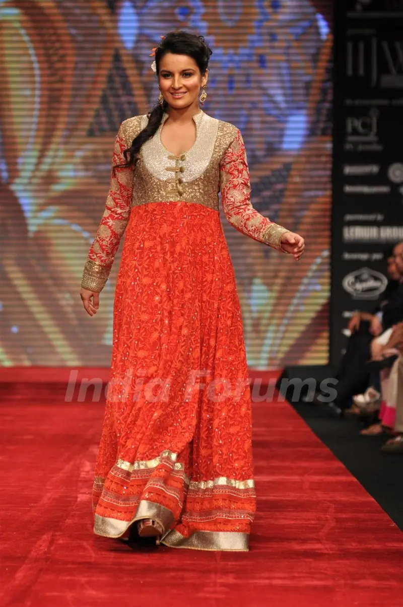 Priyanka Bassi on ramp at the Beti show by Vikram Phadnis at IIJW 2012