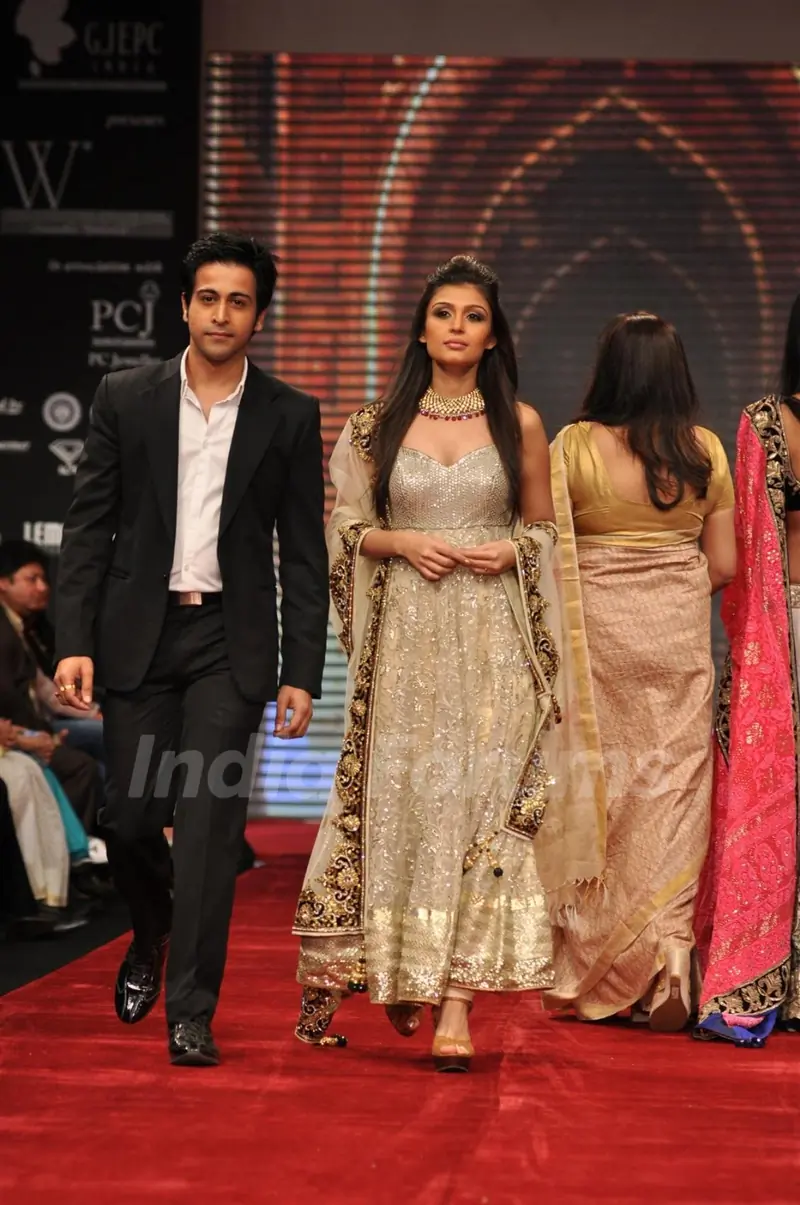 Bollywood Celebs on ramp at the Beti show by Vikram Phadnis at IIJW 2012