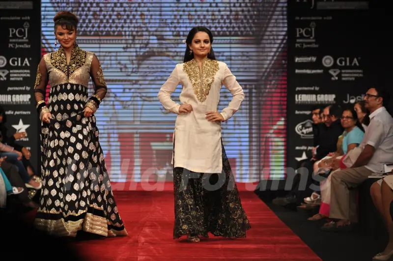 Aashka Goradia and Giaa Manek on ramp at the Beti show by Vikram Phadnis at IIJW 2012