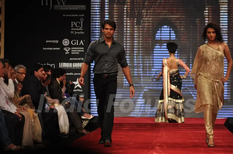 Ankur Nayyar and Additi Gupta on ramp at the Beti show by Vikram Phadnis at IIJW 2012