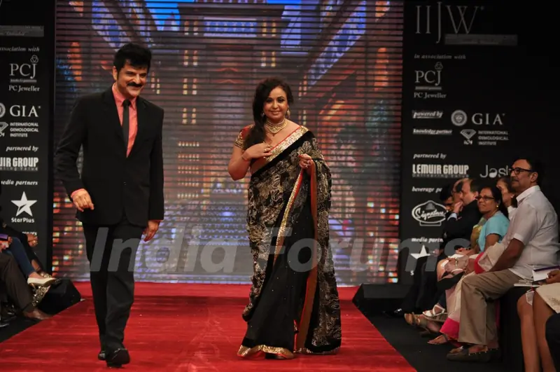 Rajesh Khattar and Vandana Sajnani on ramp at the Beti show by Vikram Phadnis at IIJW 2012