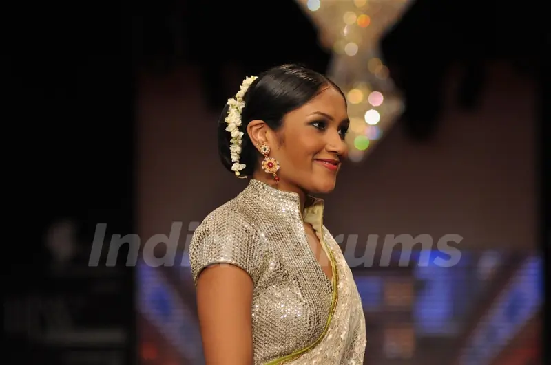 Shruti Bapna on ramp at the Beti show by Vikram Phadnis at IIJW 2012