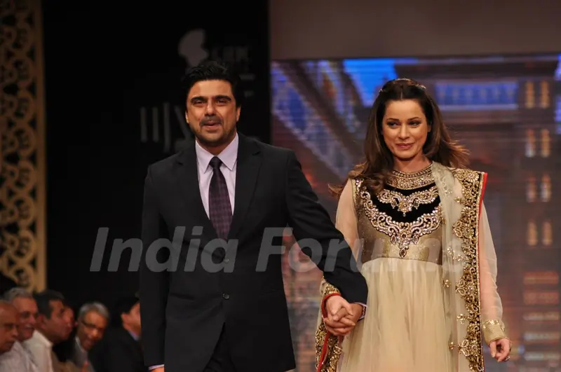 Sameer Soni with Neelam on ramp at the Beti show by Vikram Phadnis at IIJW 2012