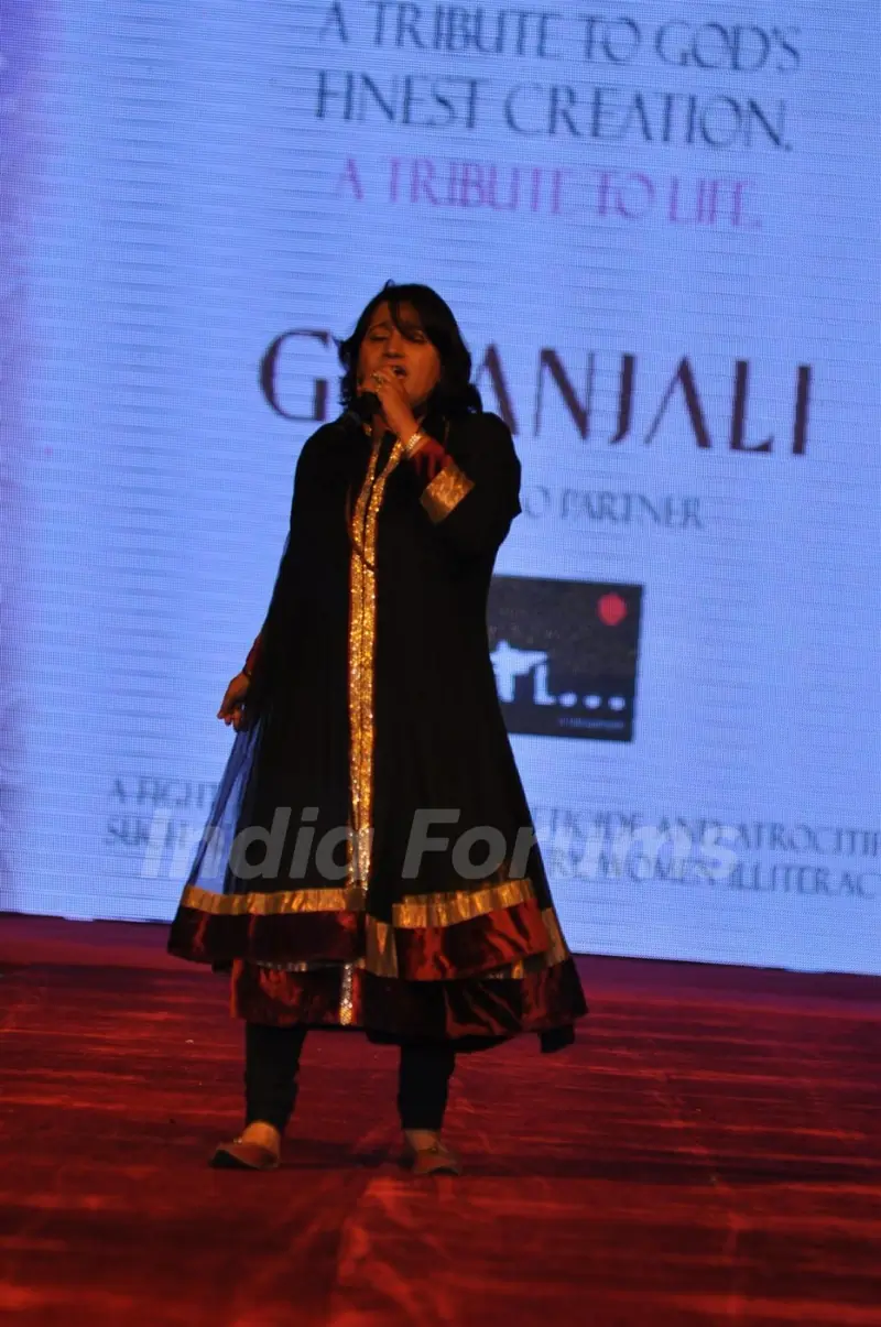 Bollywood Celebs on ramp at the Beti show by Vikram Phadnis at IIJW 2012